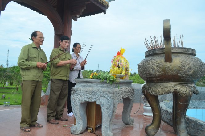 Ông Bình (trái) thắp hương cho đồng đội hi sinh tại đài tưởng niệm thành cổ Quảng Trị - Ảnh: TẤN LỰC
