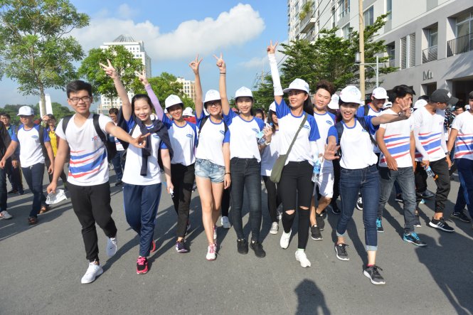 Dù trời nắng nóng nhưng các bạn sinh viên vẫn rất nhiệt tình đi bộ - Ảnh: Duyên Phan