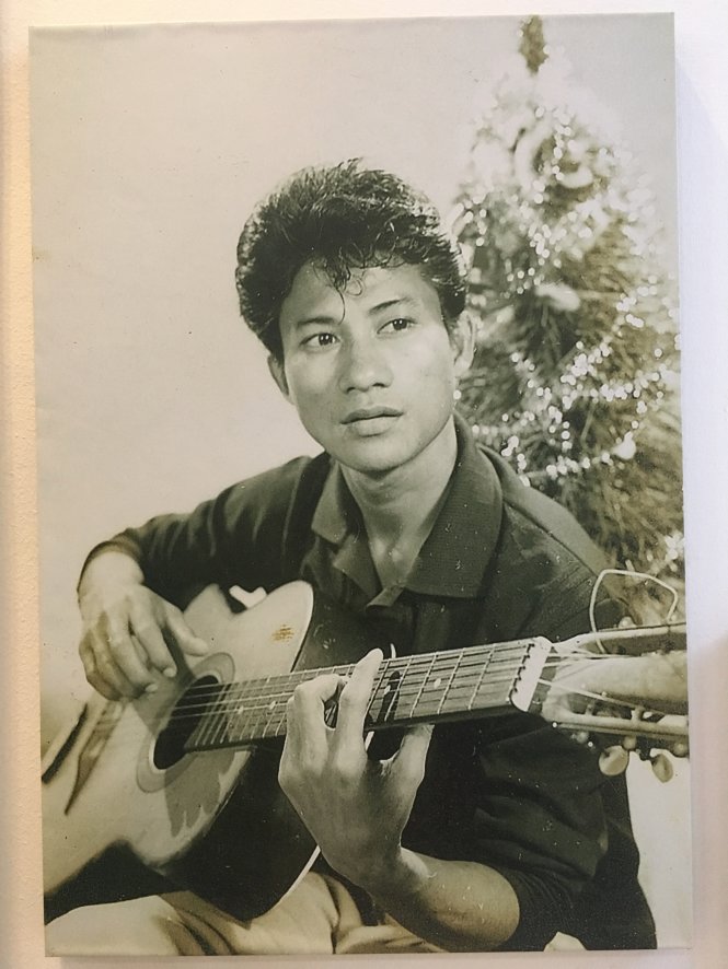 Bức ảnh ca sĩ Chế Linh được được chụp tại hiệu ảnh của người làng Lai Xá - Ảnh chụp lại