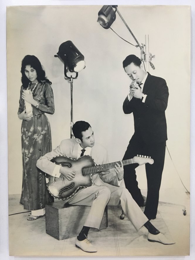 Bức ảnh ban hợp ca Thăng Long (Hoài Trung – áo đen, nhạc sĩ Phạm Đình Chương và Thái Thanh) đang được lưu giữ tại bảo tàng nhiếp ảnh Lai Xá - Ảnh chụp lại