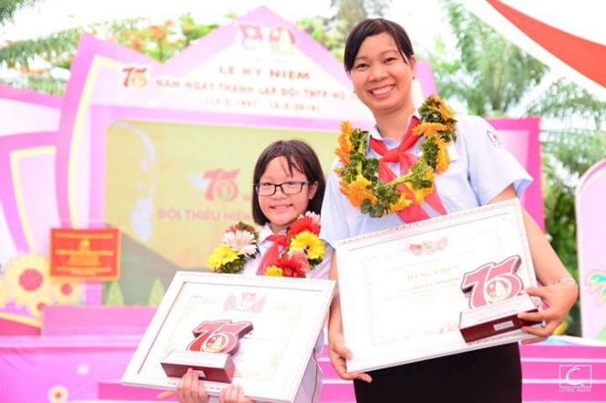 Cô tổng phụ trách Đội Nguyễn Thị Kim Tuyến nhận bằng khen của Thành đoàn TP.HCM - Ảnh: C.K.