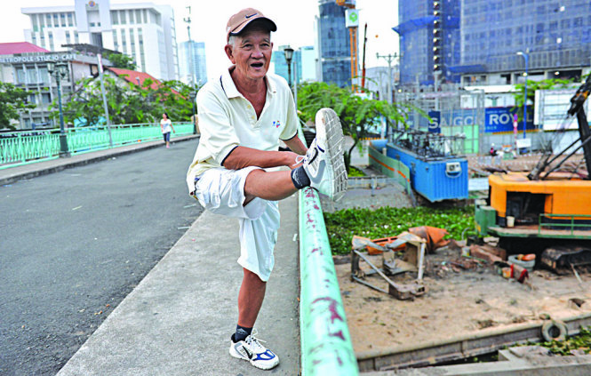 Ông Bảy (74 tuổi, Q.4) mỗi sáng mất 30 phút đi bộ từ nhà lên cầu tập thể dục rồi đi bộ về