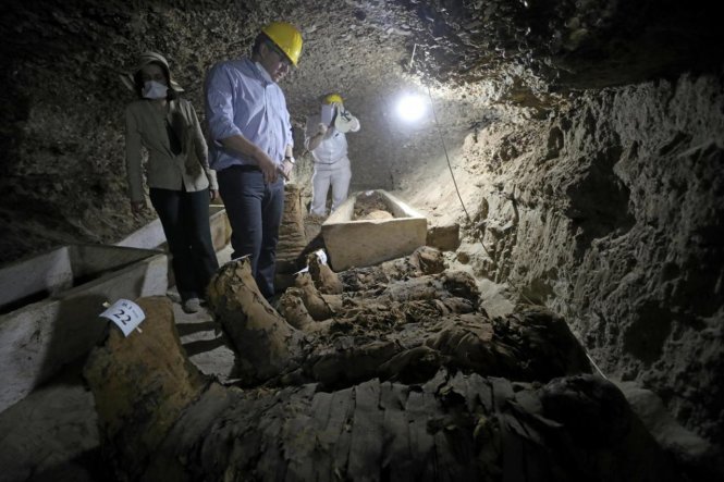 Bộ trưởng Bộ Cổ vật Ai Cập Khaled El-Enany có mặt tại hầm mộ vừa phát hiện với nhiều xác ướp - Ảnh: Reuters

