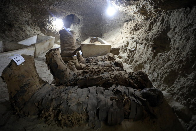 Các xác ướp vừa được phát hiện trong hầm mộ cổ - Ảnh: Reuters