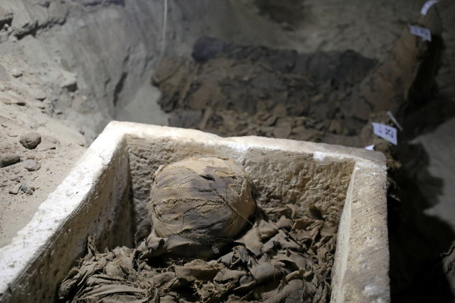 Một xác ướp còn trong quách - Ảnh: Reuters