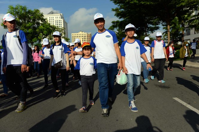 Ba cha con anh Trung Văn Bình tham gia hành trình 10.000 bước chân thay đổi cuộc sống - Ảnh: Hữu Khoa
