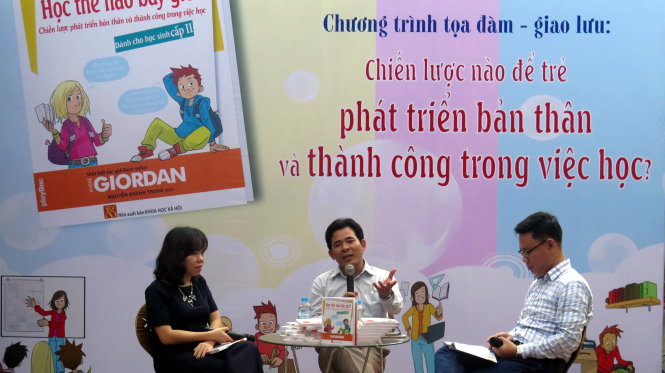 Dịch giả Nguyễn Khánh Trung (giữa) đang giới thiệu những phương pháp học thú vị từ nội dung sách - Ảnh: L.Điền