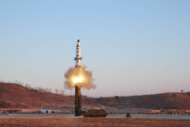 Tên lửa đạn đạo tầm trung Pukkuksong-2 của Triều Tiên trong một lần bắn thử hồi tháng 2 năm nay - Ảnh: Reuters