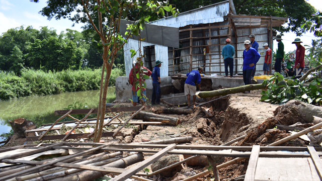 Bờ kênh mới Cỏ Lau (An Phú) bất ngờ nứt nẻ và đổ sụp nhà dân xuống nên người dân phải tháo nhà bỏ chạy - Ảnh: Bửu Đấu
