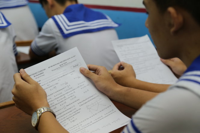 Học sinh lớp 12 trường THPT Nhân Việt quận Tân Phú đang xem đề thi thử THPT Quốc Gia năm 2017 được trường in phát cho học sinh sau khi Bộ GD-ĐT công bố chiều 14/5 - Ảnh: Như Hùng