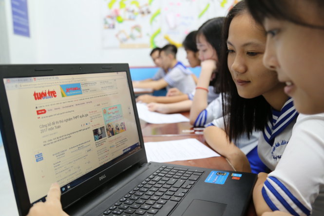 Học sinh lớp 12 trường THPT Nhân Việt quận Tân Phú đang xem đề thi thử THPT Quốc Gia năm 2017 công bố trên Tuổi Trẻ online chiều 14/5 - Ảnh: Như Hùng