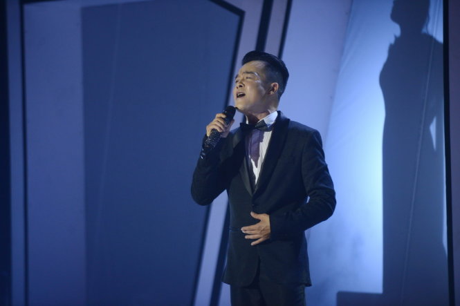 Quang Minh trình diễn trong đêm chung kết Tình Bolero hoan ca - Ảnh: Quang Định