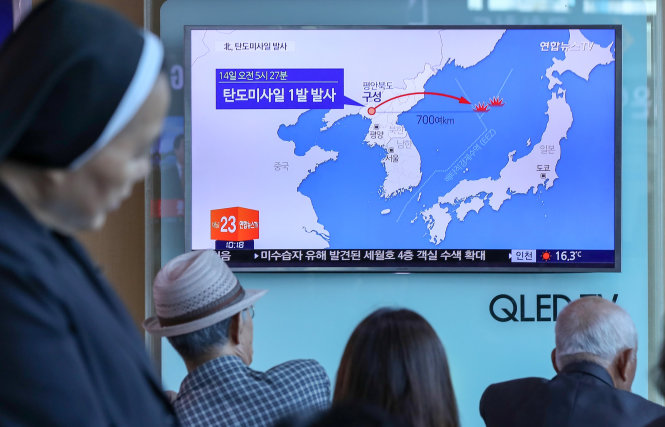 Người dân Seoul, Hàn Quốc, coi tin tức về vụ phóng tên lửa ngày 14-5 - Ảnh: Reuters