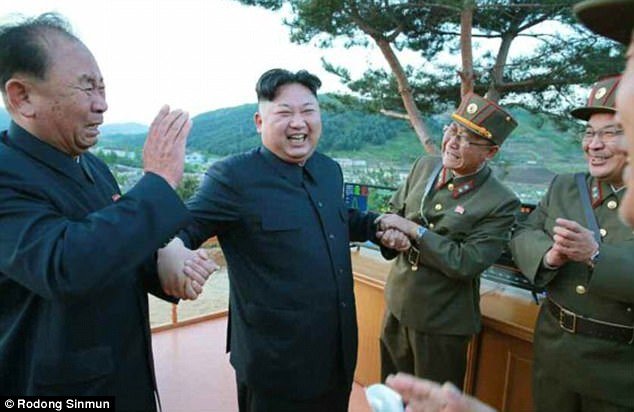 Nhà lãnh đạo Triều Tiên Kim Jong Un chúc mừng các quan chức cùng tham gia chỉ đạo trực tiếp vụ phóng thử tên lửa Hwasong-12 sáng ngày 14-5 - Ảnh: Rodong Sinmun