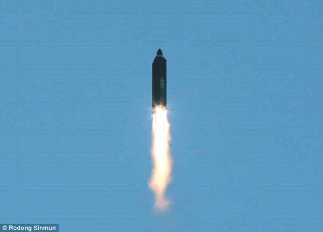 Tên lửa mới có tên là Hwasong-12 là tên lửa có tầm bắn xa nhất cho tới này được Triều Tiên thử nghiệm thành công - Ảnh: Rodong Sinmun