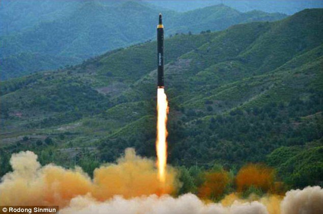 Đây là thời khắc Triều Tiên phóng thử một loại tên lửa đạn đạo tầm trung loại mới mà chính quyền nước này tuyên bố có khả năng mang theo 'một đầu đạn hạt nhân nặng' - Ảnh: Rodong Sinmun
