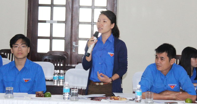 Cô giáo Đặng Thúy Thương (Bà Rịa - Vũng Tàu) đóng góp ý kiến cho 
dự thảo văn kiện - Ảnh: Q.L.