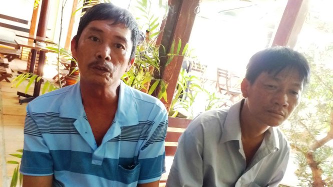 Các ông Vày Cóc Phí (bên trái) và Sóc Hữu Trí đi tìm gặp các luật sư, nhà báo nhờ kêu oan cho con mình vào sáng 15-5 - Ảnh: Ng.Nam