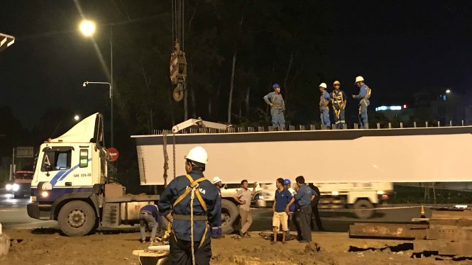 Rạng sáng 15-5, đơn vị thi công bắt đầu lắp dầm thép đầu tiên cho cầu vượt Nguyễn Thái Sơn - Nguyễn Kiệm - Ảnh: Thu Dung