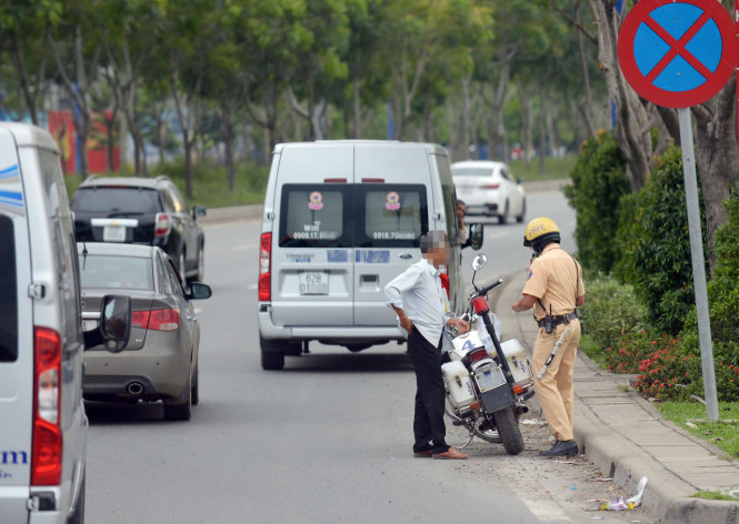 Cảnh sát giao thông xử lý một trường hợp vi phạm giao thông tại Q.2, TP.HCM - Ảnh: T.T.D.