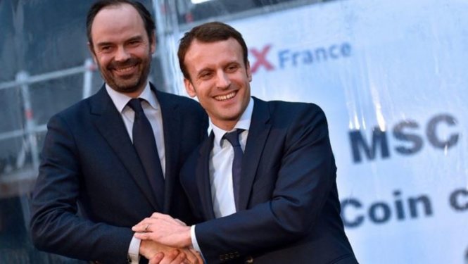 Tân thủ tướng Pháp Edouard Philippe (trái) và Tổng thống Pháp Emmanuel Macron (phải) có tuổi đời rất trẻ. Trong ảnh: ông Macron và ông Philippe bắt chặt tay nhau trong một sự kiện - Ảnh: AFP