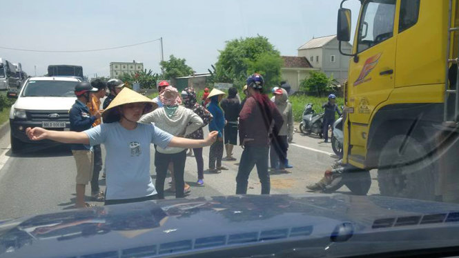 Nhiều người ra đứng, ngồi cản trở giao thông trên quốc lộ 1A đoạn qua xã Diễn An, huyện Diễn Châu, Nghệ An làm giao thông bị ách tắc kéo dài nhiều km vào trưa 15-5 - Ảnh: CTV