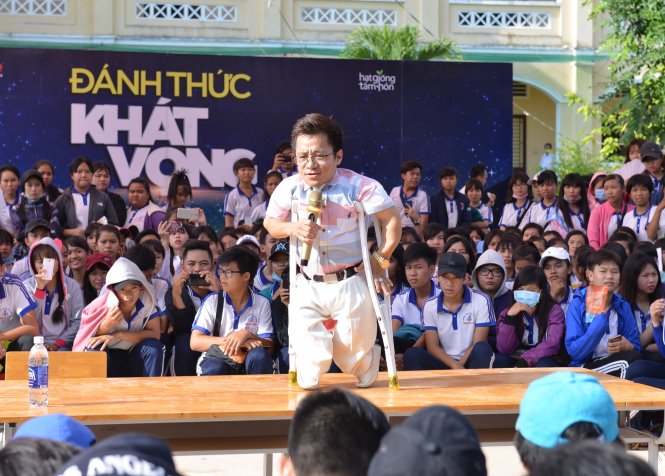Diễn giả Nguyễn Sơn Lâm nói chuyện với các bạn sinh viên trong một chương tình 
