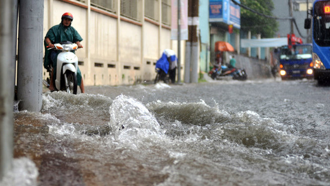 Nước chảy xiết tại đường Võ Văn Ngân - Ảnh: Lê Phan