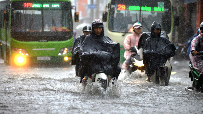 Cơn mưa lớn kéo dài hơn 2 tiếng khiến đường tại quận Thủ Đức bị ngập nặng - Ảnh: Lê Phan