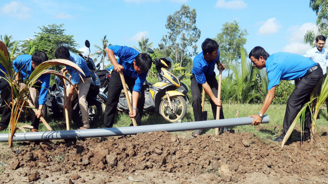 Đoàn viên thanh niên tự nguyện góp sức thi công đường ống nước sạch ở xã Tân Thạnh, huyện An Minh (tỉnh Kiên Giang) - Ảnh: K.N.