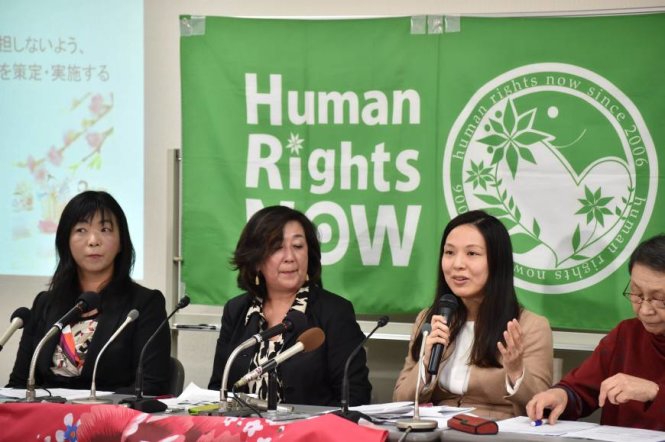 Các nhà hoạt động và các luật sư tổ chức họp báo tại Tokyo vào tháng 3-2016 để hỗ trợ những phụ nữ bị lạm dụng trong ngành công nghiệp phim khiêu dâm - Ảnh: AFP