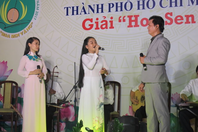 Tiết mục Ca ra bộ 40 năm thành phố Bác Hồ của trung tâm Văn hoá Q.3 - Ảnh: Nguyễn Lộc

