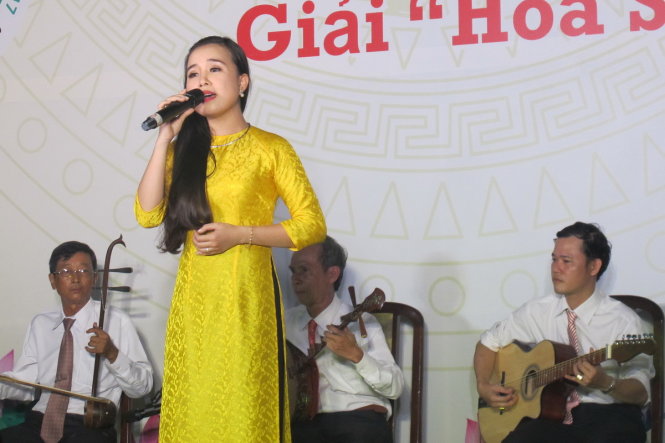 Tiết mục hoà đờn ca Nỗi lòng của mẹ của trung tâm Văn hoá Q.3, đơn vị thi mở màn giải Hoa sen vàng 2017 - Ảnh: Nguyễn Lộc