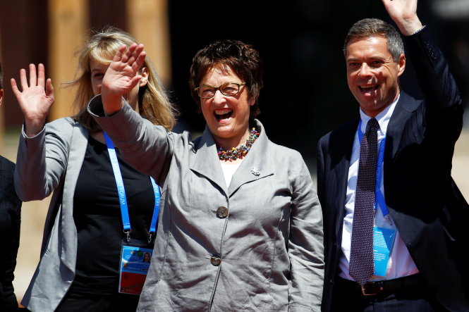 Nữ bộ trưởng Brigitte Zypries (giữa) trên đường đến Trung tâm Hội nghị Quốc tế Hồ Nhạn Thê ở Bắc Kinh ngày 15-5 - Ảnh: Reuters