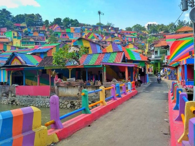 Ngôi làng Kampung Pelangi sặc sỡ sắc màu ở Indonesia.