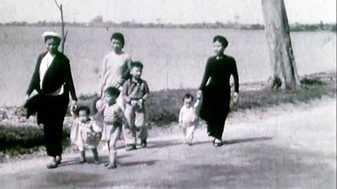 Những người Việt Nam mới sang Pháp trong phim tài liệu Những số phận bị lãng quên - Ảnh: Hồng Hạc