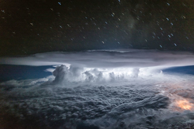 Mây tích vũ bên trên rừng nhiệt đới Colombia trông như một vụ nổ hạt nhân.