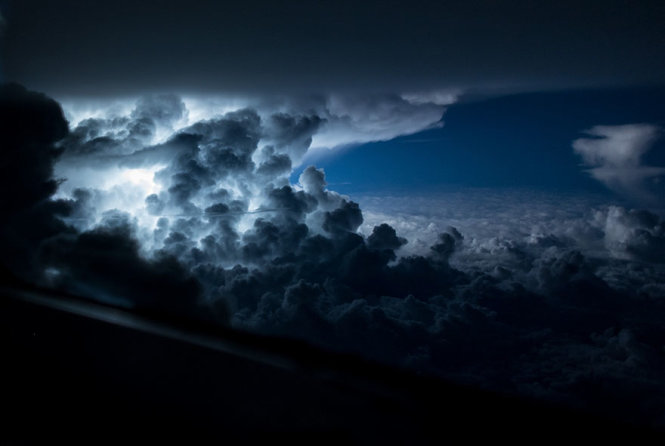 Một cơn bão đang phát triển ở Đại Tây Dương, cách miền nam Jamaica vài km.