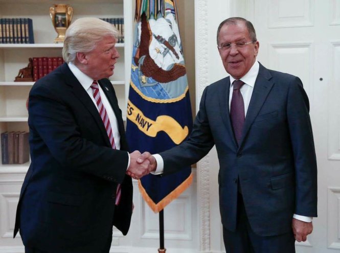 Tổng thống Donald Trump bắt tay với Ngoại trưởng Nga Sergei Lavrov trong cuộc gặp ngày 10-5 tại Nhà Trắng. Tấm ảnh do Bộ Ngoại giao Nga công bố