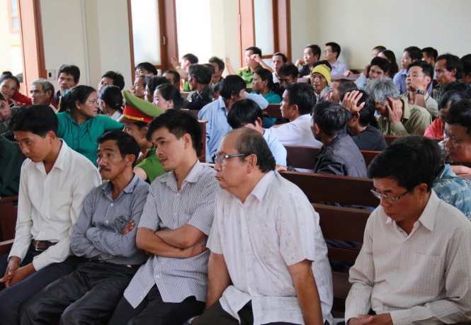 Một góc phiên tòa đông nghẹt người có quyền lợi liên quan đến vụ án - Ảnh: Trần Mai