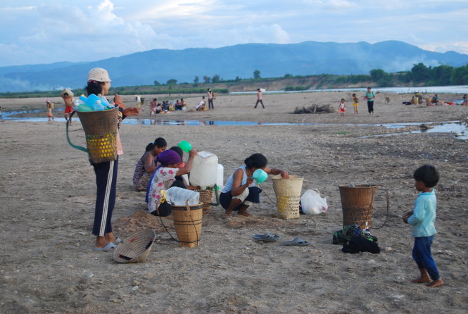 Cảnh lấy nước (đào lỗ vào cát) vào lúc chiều nơi bến nước của một làng bên sông Ba ở xã Chư Mố, huyện Ia Pa - Ảnh: HUỲNH VĂN MỸ