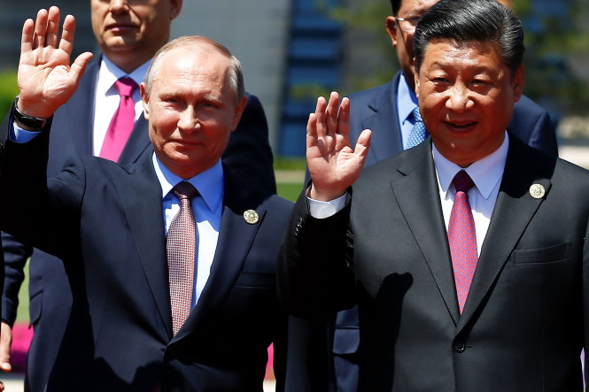 Chủ tịch Trung Quốc Tập Cận Bình và Tổng thống Nga Vladimir Putin tại Trung tâm hội nghị quốc tế Hồ Nhạn Thê ngày 15-5 - Ảnh: Reuters