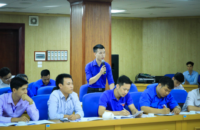 Bạn Nguyễn Nhật Bình, bí thư Đoàn Trường THPT Việt Đức (Hà Nội), đóng góp ý kiến tại hội nghị - Ảnh: HỮU PHƯƠNG