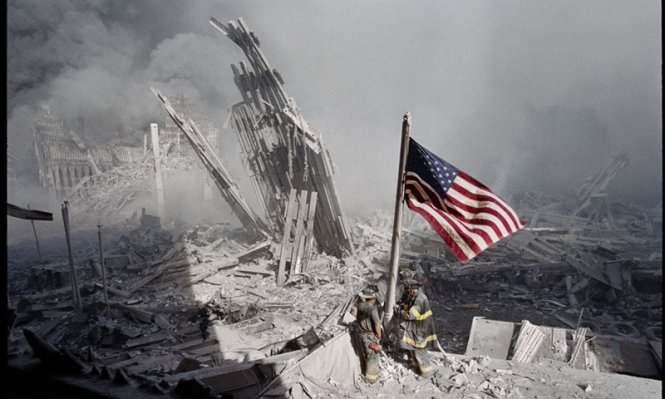 Tòa tháp đôi ở Trung tâm thương mại thế giới (New York) chỉ còn là đống đổ nát sau vụ tấn công ngày 11-9-2001 - Ảnh: Reuters