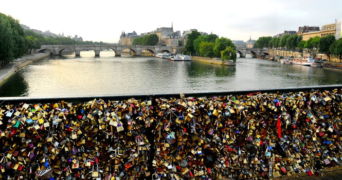 Khóa tình yêu ken dày một góc thành cầu Pont des Arts ở Paris. Chính quyền thành phố đã ban hành lệnh cấm gắn khóa và bắt đầu công tác tháo gỡ từ năm 2015 - Ảnh: Nicolas Pham