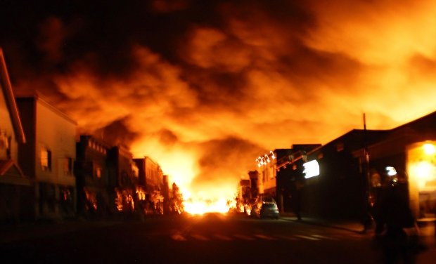 Vụ nổ xe lửa chở dầu thô đã tạo ra một quả cầu lửa khổng lồ bao trùm thị trấn nhỏ Lac-Megantic của Canada - Ảnh: Reuters