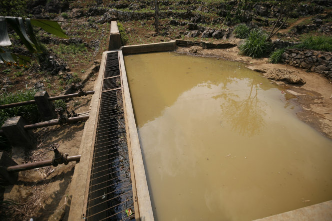 Một hệ thống ngăn cặn và lọc nước trên núi dẫn về hồ treo mùa này cũng khan nước- Ảnh: NAM TRẦN