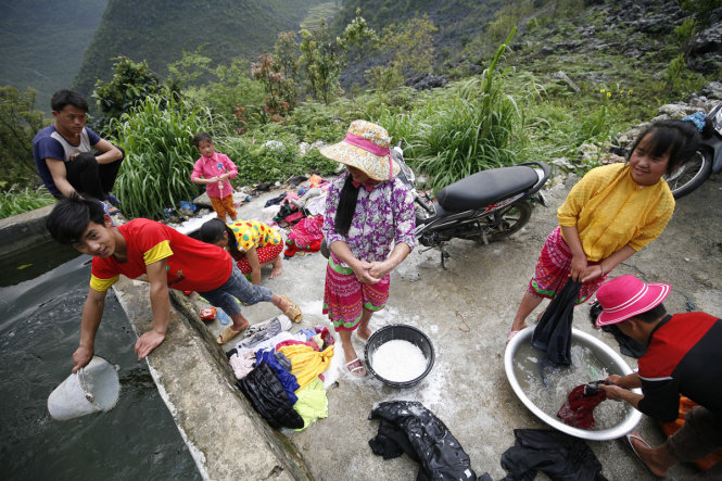 Vợ chồng em Hầu Mí Na (20 tuổi) cùng hai hộ khác cứ cuối tuần là đến đến giặt giũ tại bể nước khoảng 3 khối của xã Tả Phìn- Ảnh: NAM TRẦN