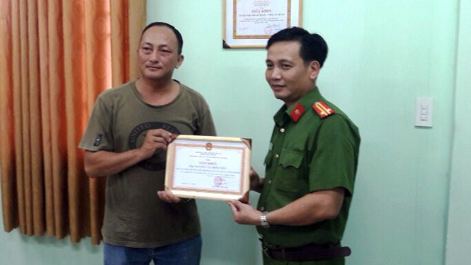 Hiệp sĩ Nguyễn Văn Minh Tiến nhận giấy khen của Ban Giám đốc Công an TP.HCM - Ảnh: Công an cung cấp