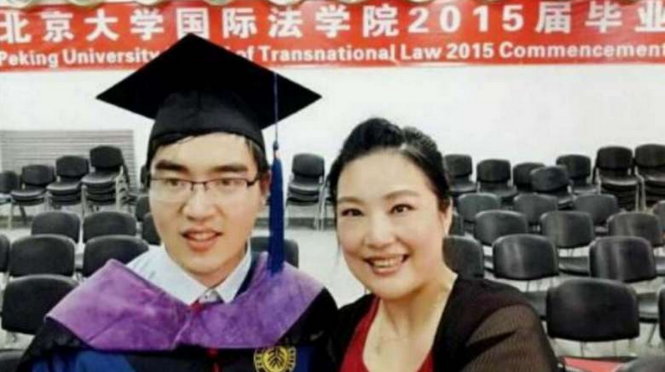 Ding Ding và mẹ trong ngày tốt nghiệp ĐH Bắc Kinh - Ảnh: Weibo